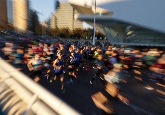 Varios corredores durante el Maratón de Valencia.