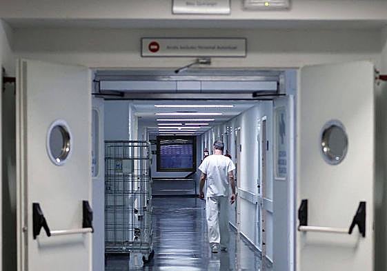 Uno de los pasillos del hospital Doctor Peset de Valencia.