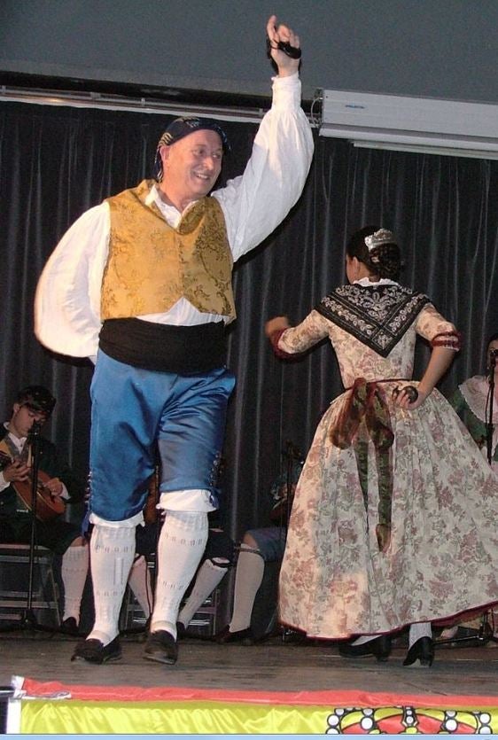 Faustí, participando en el grupo de danzas.