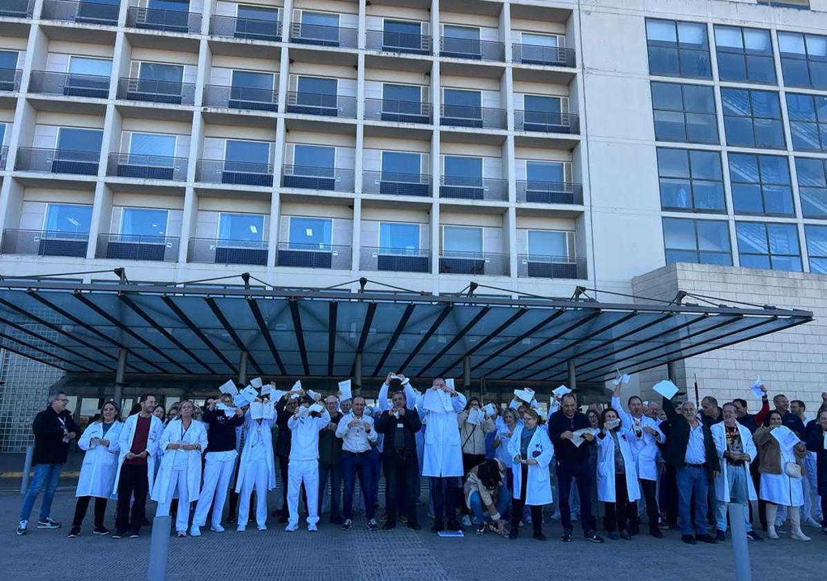 Trabajadores protestan en el hospital.