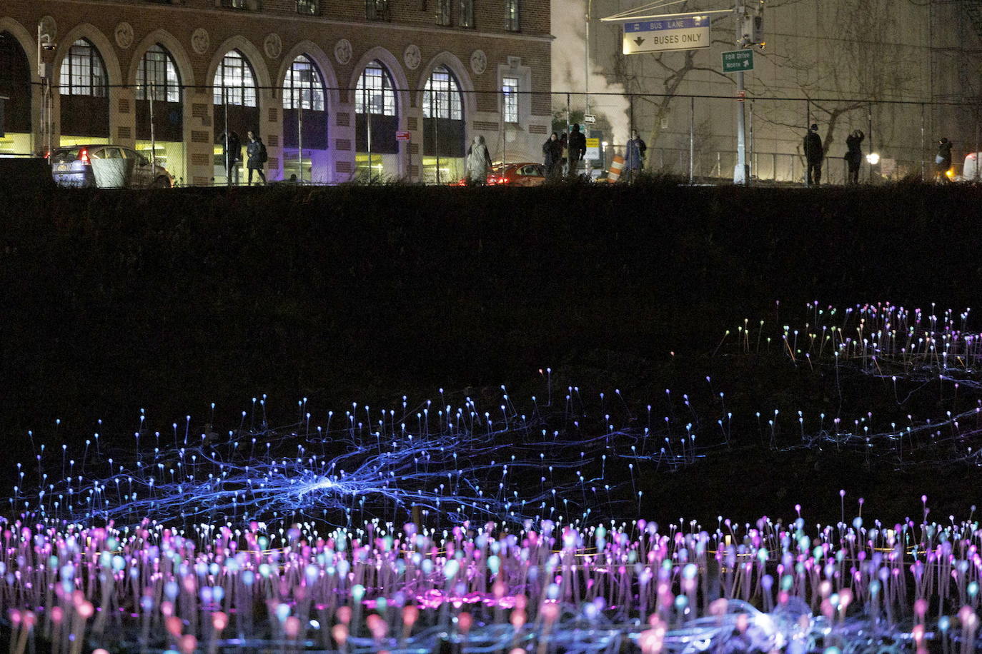 La Freedom Plaza de Nueva York se ilumina con una instalación de Bruce Munro