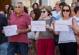 Vecinos de Carcaixent condenan el asesinato machista de una mujer.