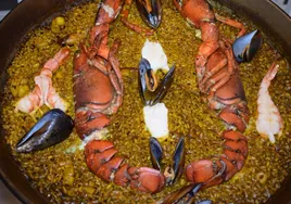 Paella de bogavantes.