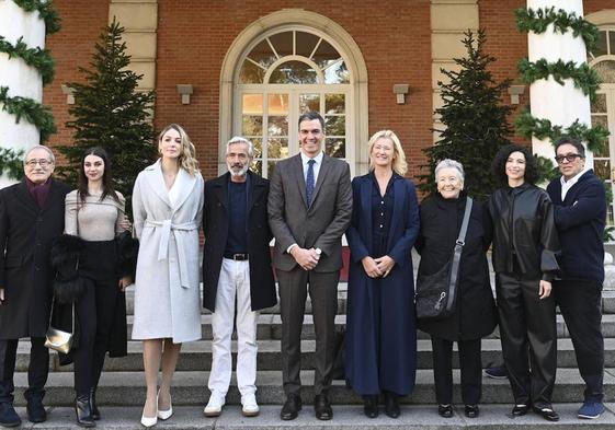 El presidente del Gobierno, Pedro Sánchez, junto a algunos de los actores de la serie 'Cuéntame'.