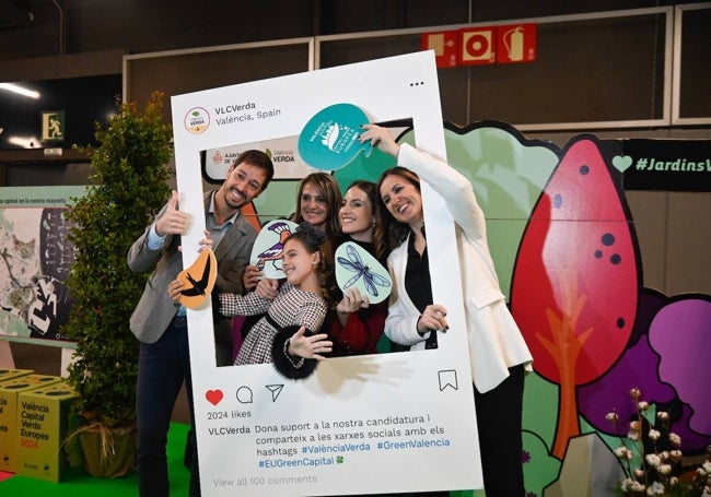 Photocall de Catalá , la edil Mónica Gil, Antonio García y las falleras mayores de Valencia.