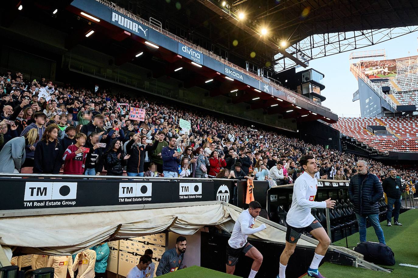 Los valencianistas llenan Mestalla para ver el entrenamiento del equipo tras las vacaciones de Navidad