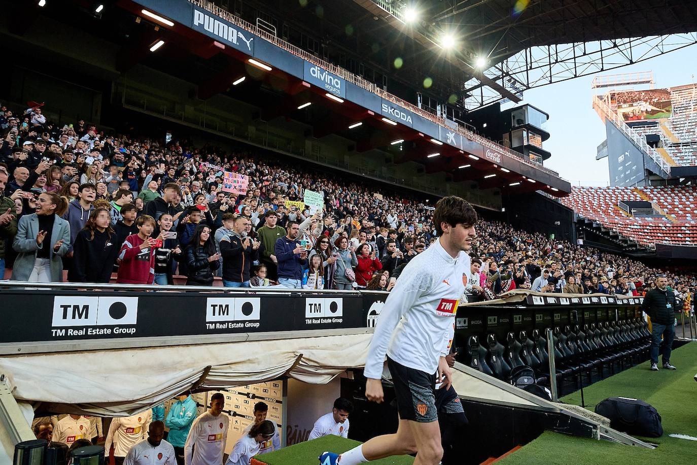 Los valencianistas llenan Mestalla para ver el entrenamiento del equipo tras las vacaciones de Navidad