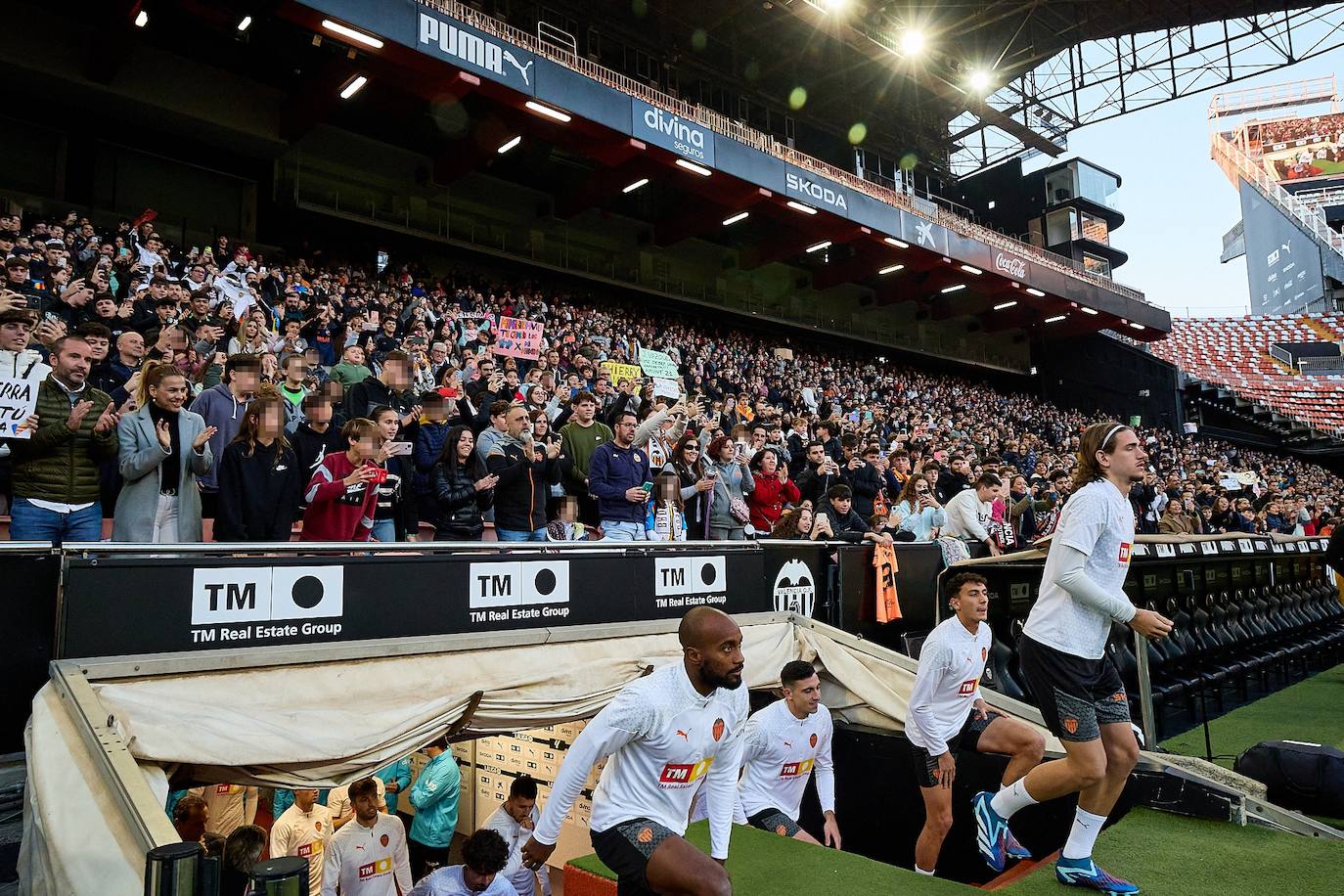 Los valencianistas llenan Mestalla para ver el entrenamiento del equipo tras las vacaciones de Navidad