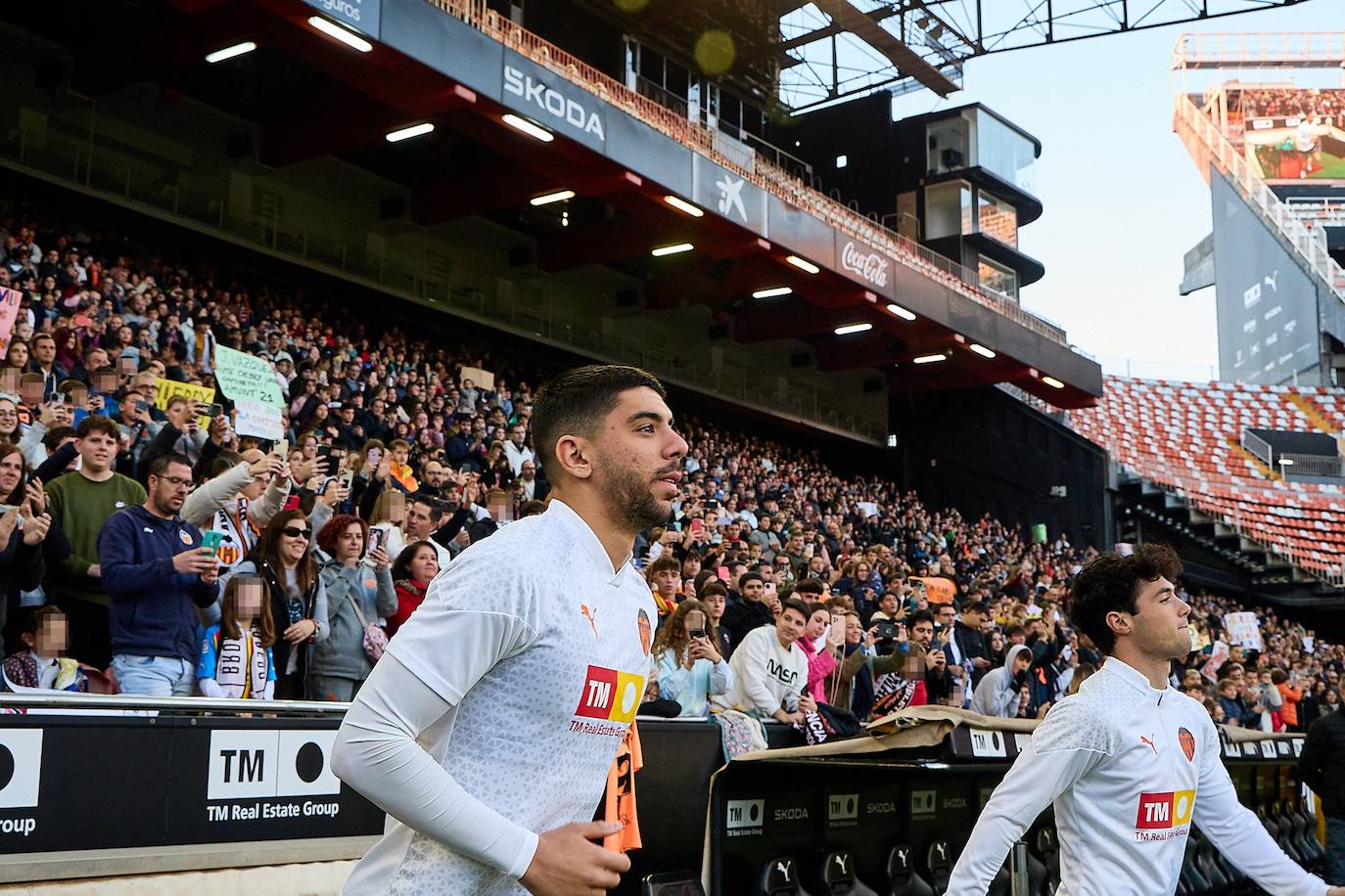 Los valencianistas llenan Mestalla para ver el entrenamiento del equipo tras las vacaciones de Navidad