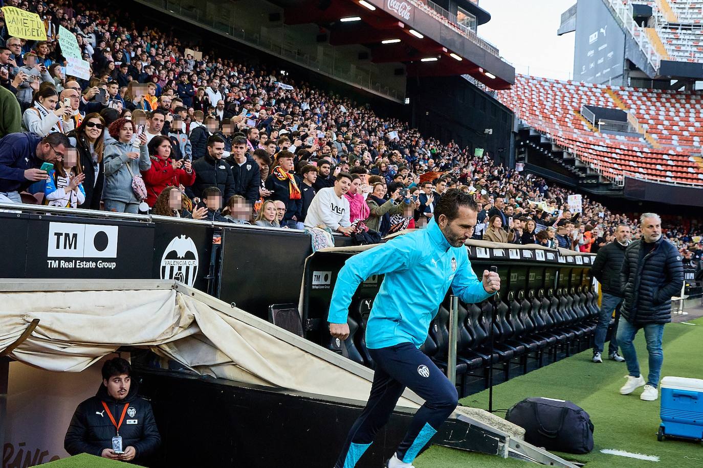 Los valencianistas llenan Mestalla para ver el entrenamiento del equipo tras las vacaciones de Navidad