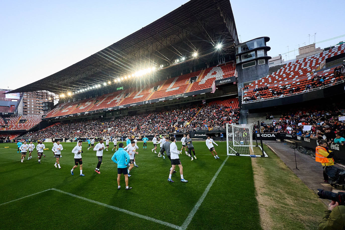 Los valencianistas llenan Mestalla para ver el entrenamiento del equipo tras las vacaciones de Navidad