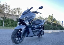 Aspecto muy agresivo en la delantera para esta moto eléctrica.