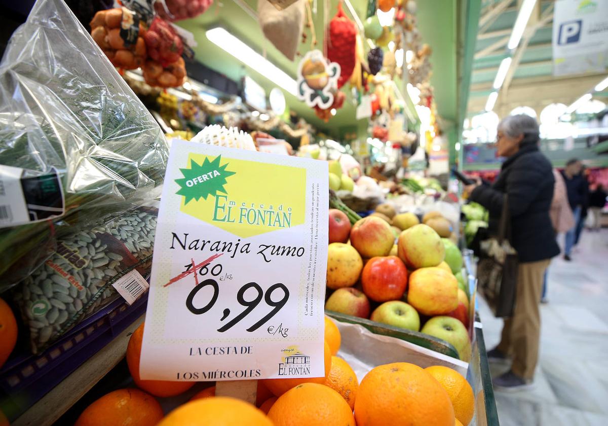 Rebaja de precio en un supermercado, imagen de archivo.