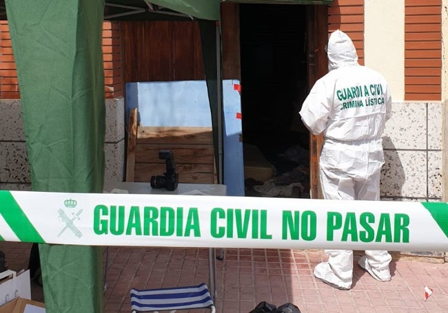 Un agente de la Guardia Civil investiga la muerte de Ramón Úbeda en su casa de Sempere.