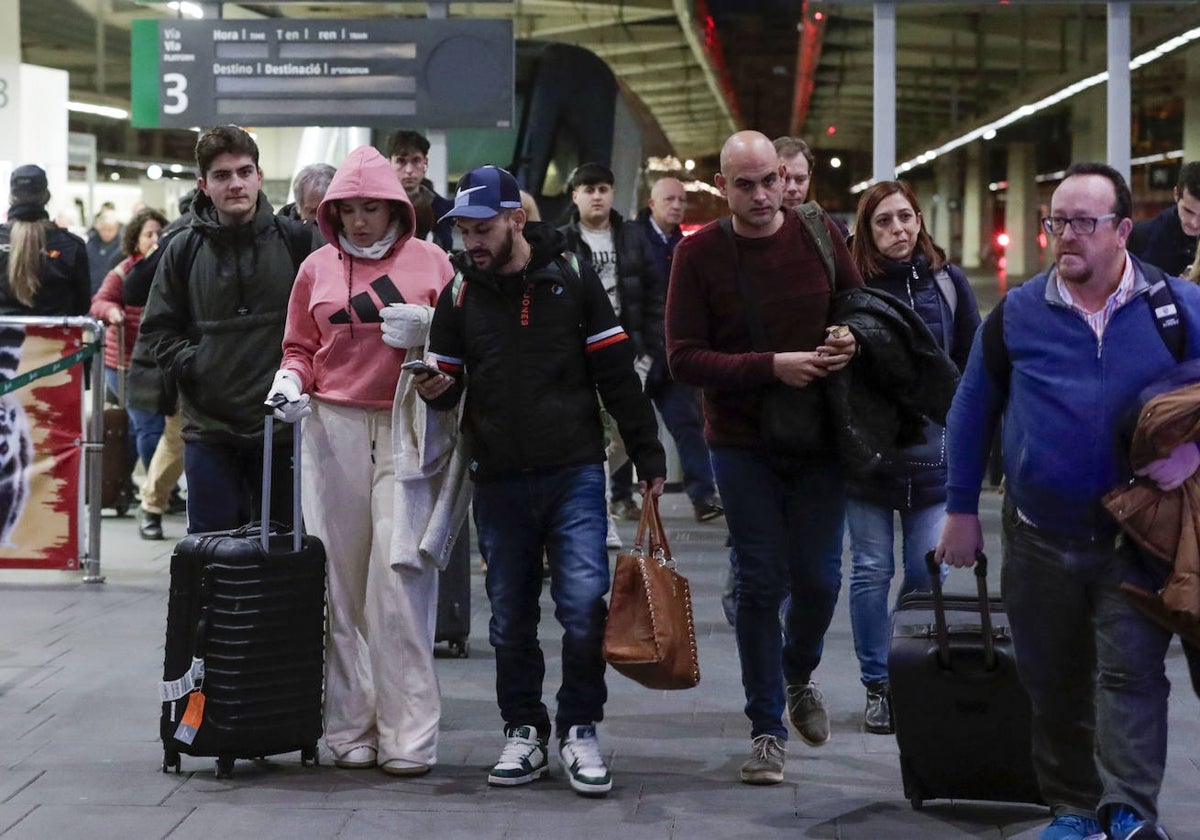 Viajeros en la estación Joaquín Sorolla de Valencia.