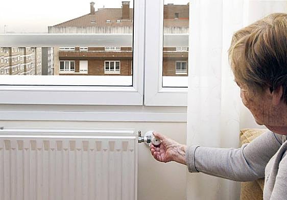 Una mujer enciende la calefacción en una imagen de archivo.