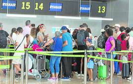 Viajeros en el aeropuerto de Manises.