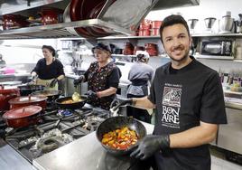 Borja Marco, chef de Bonaire, prepara un allipebre, un plato tradicional de anguila vinculado a la Albufera.