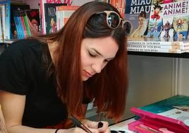 La ilustradora Ana Oncina en una firma de libros.