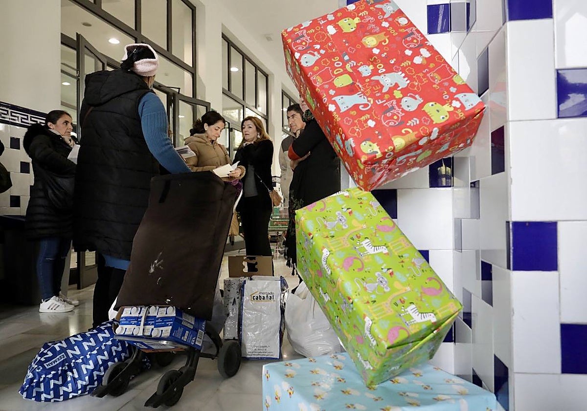 Imagen principal - Catalá aumenta hasta 250.000 euros la ayuda al servicio de reparto de alimentos de Casa Caridad