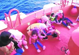 Inmigrantes interceptados en una patera a la altura de Santa Pola.