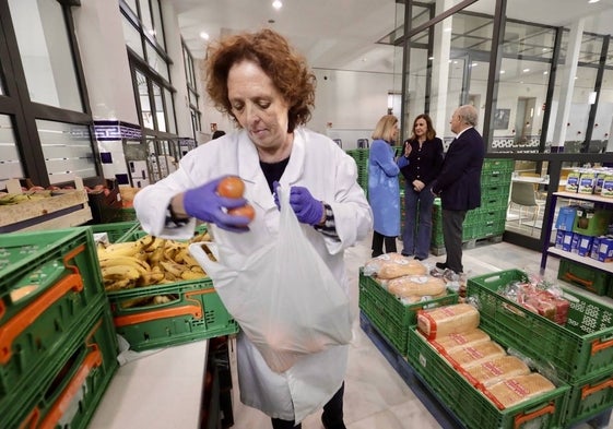 Visita de la alcaldesa de Valencia, María José Catalá, a las instalaciones de Casa Caridad para presenciar el reparto de alimentos.