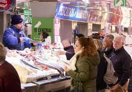 Gente comprando en el Mercado Central de Valencia en una imagen de archivo.