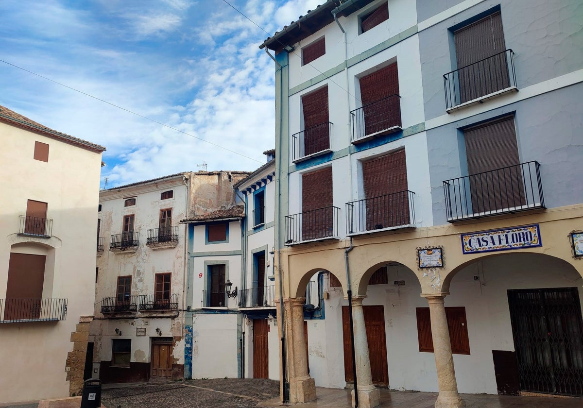 Plaza del Mercat de Xàtiva y al fondo una de las viviendas a las que se requirió actuación.