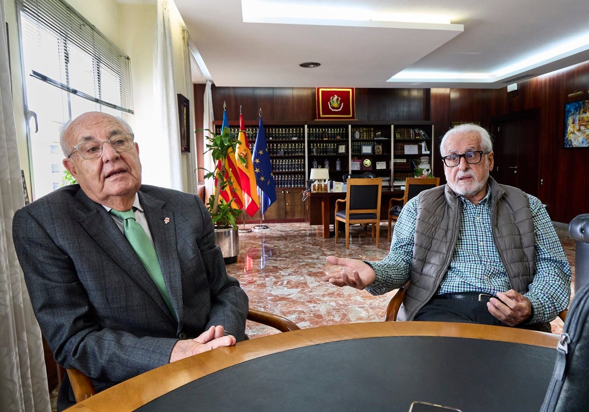 Luis Ortega y Ángel García, en la sede del Colegio de Médicos.