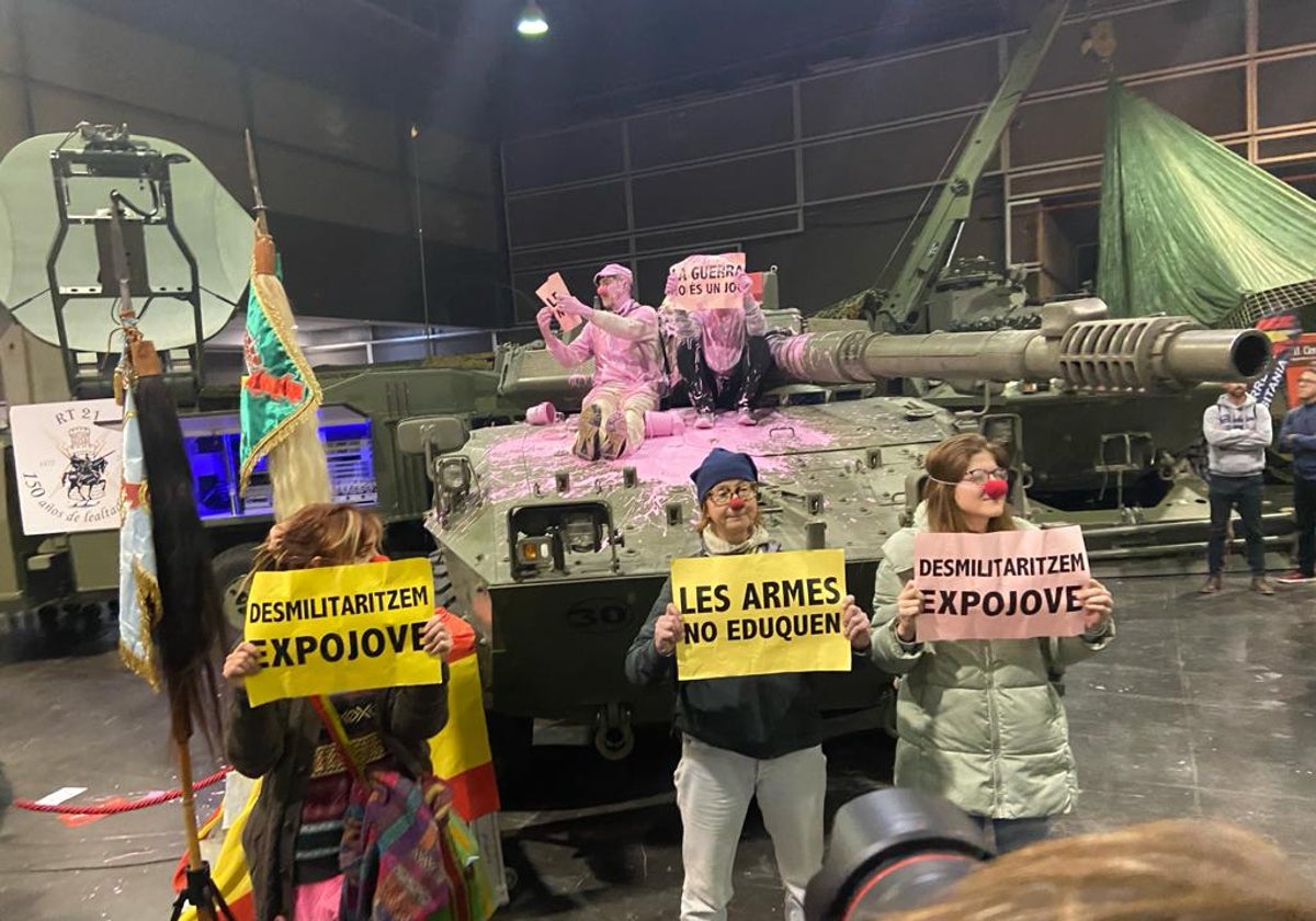 Un momento de la protesta antimilitarista cuando derramaron pintura sobre el tanque.