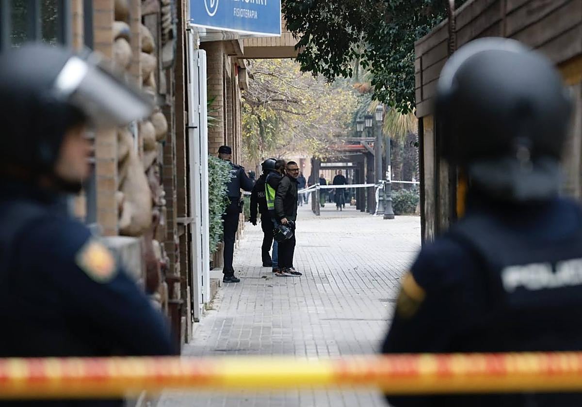 Un hombre de 74 años se atrinchera armado en su casa de Benimaclet