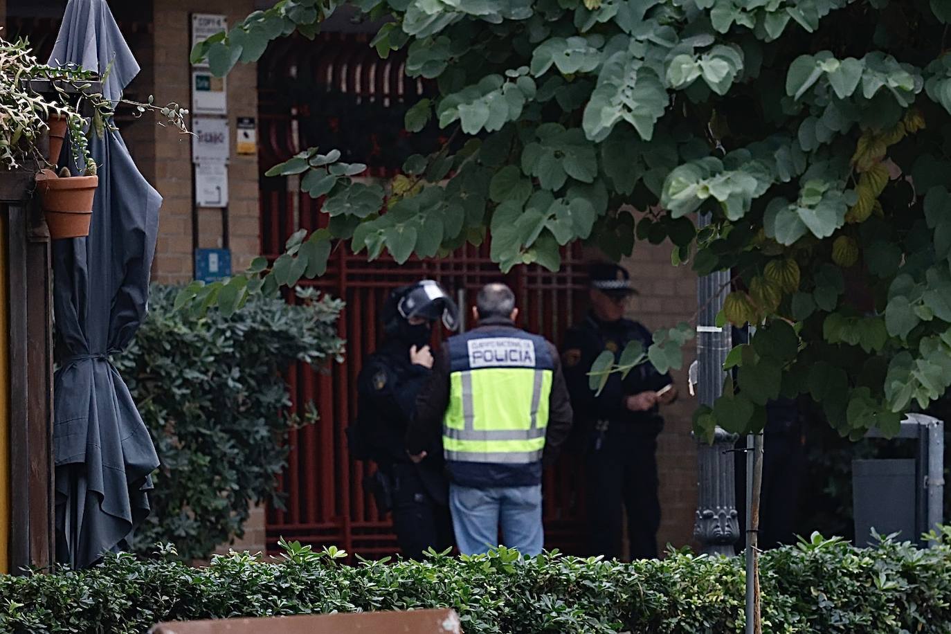 Un hombre de 74 años se atrinchera armado en su casa de Benimaclet