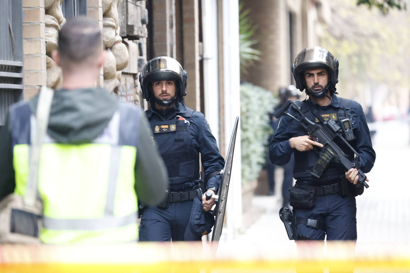 Un hombre de 74 años se atrinchera armado en su casa de Benimaclet