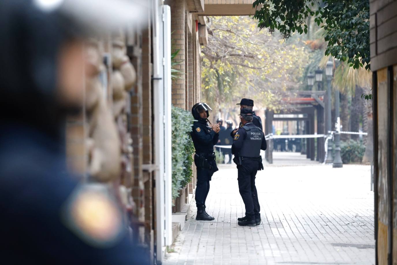 Un hombre de 74 años se atrinchera armado en su casa de Benimaclet