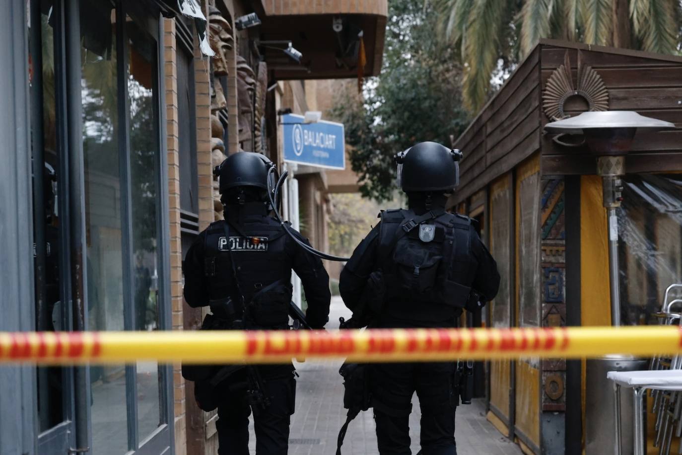 Un hombre de 74 años se atrinchera armado en su casa de Benimaclet