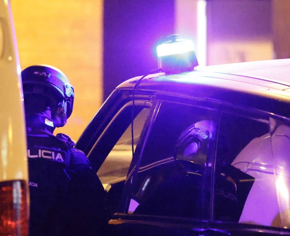 Un hombre de 74 años se atrinchera armado en su casa de Benimaclet