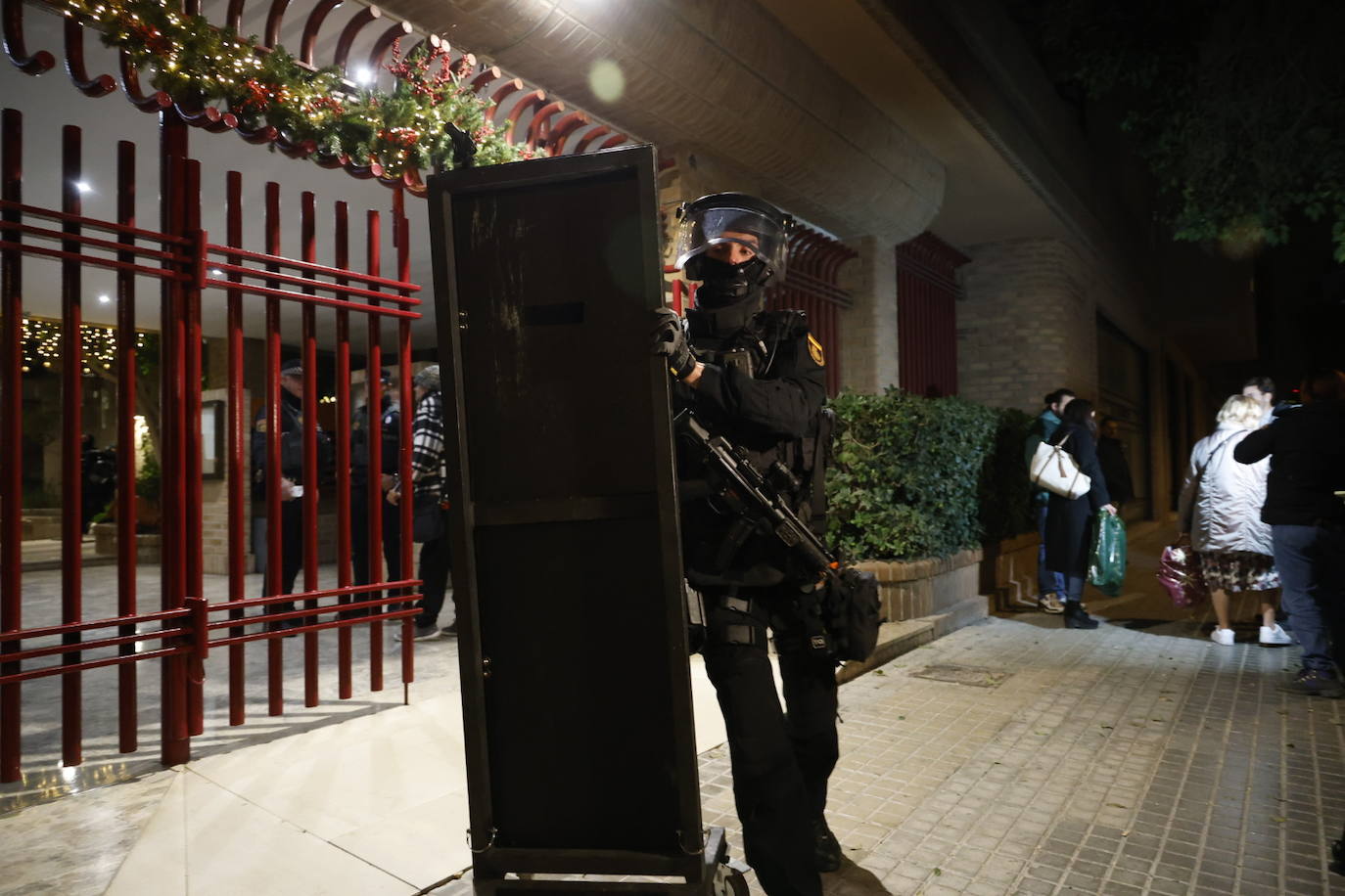 Un hombre de 74 años se atrinchera armado en su casa de Benimaclet