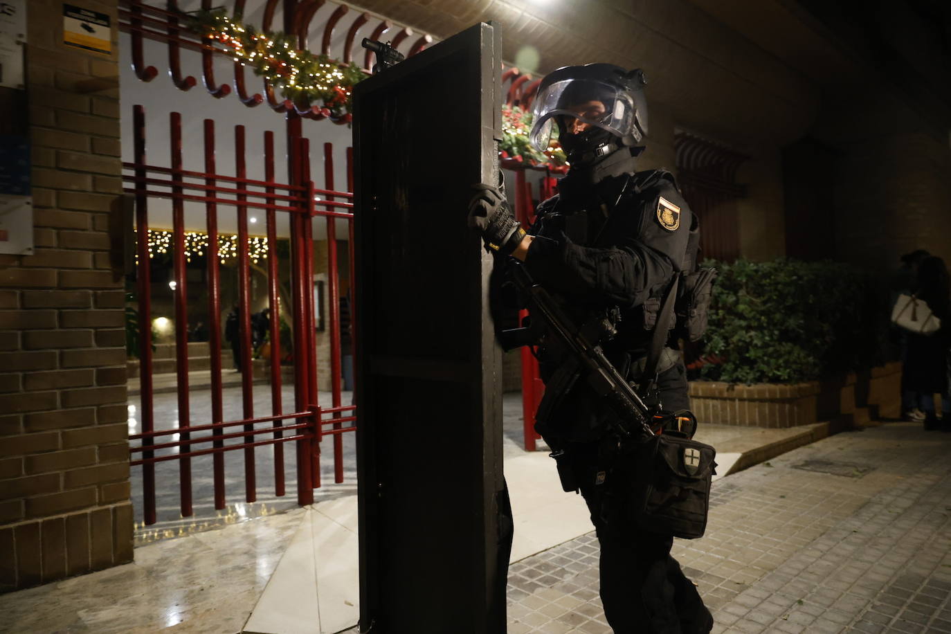 Un hombre de 74 años se atrinchera armado en su casa de Benimaclet