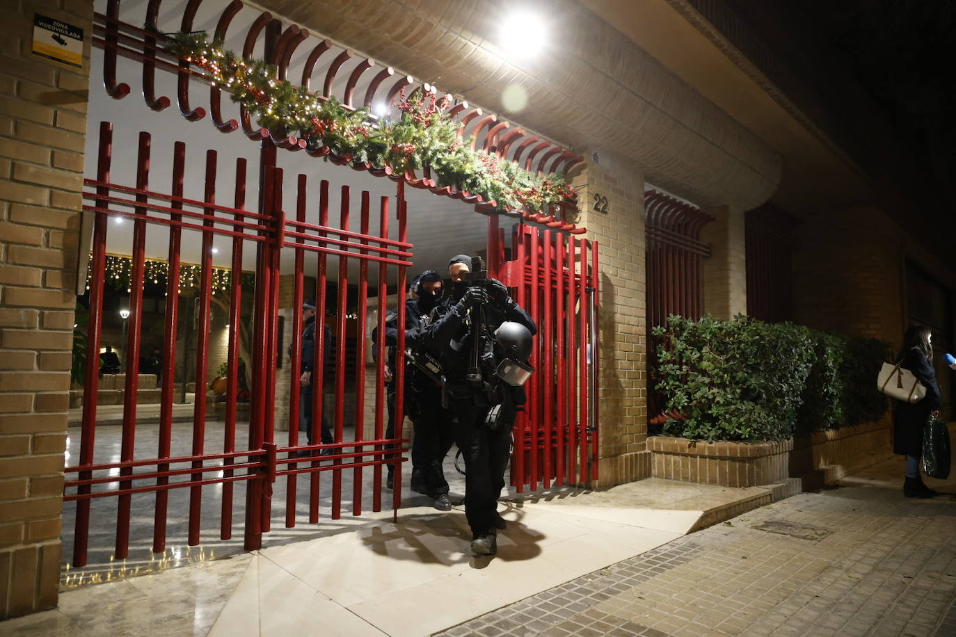 Un hombre de 74 años se atrinchera armado en su casa de Benimaclet