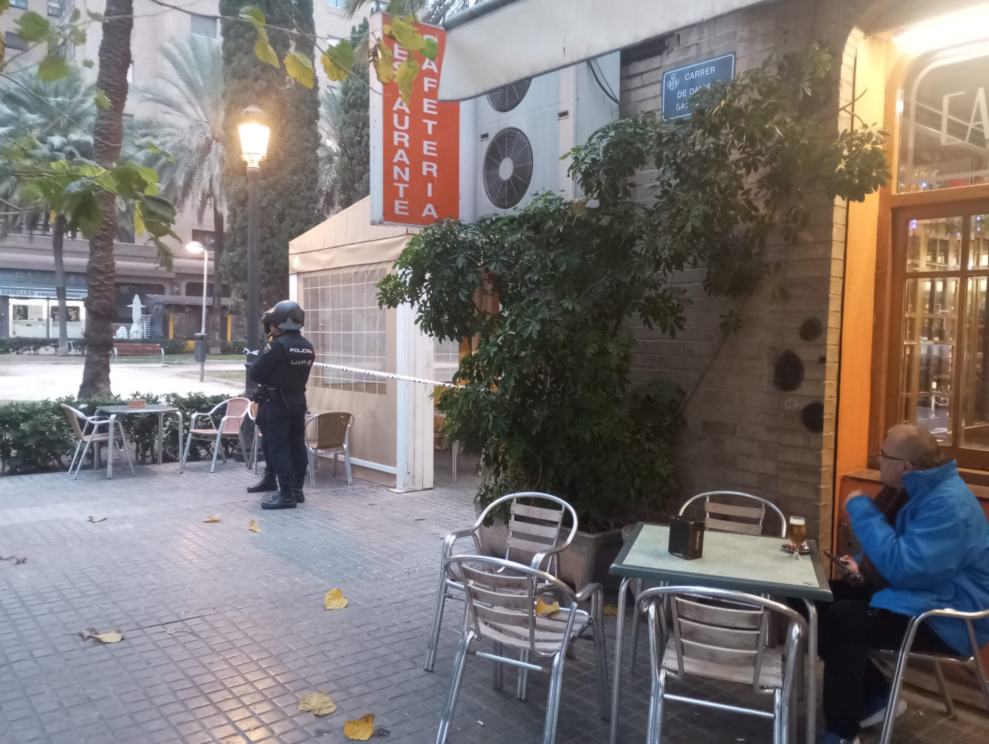 Un hombre de 74 años se atrinchera armado en su casa de Benimaclet