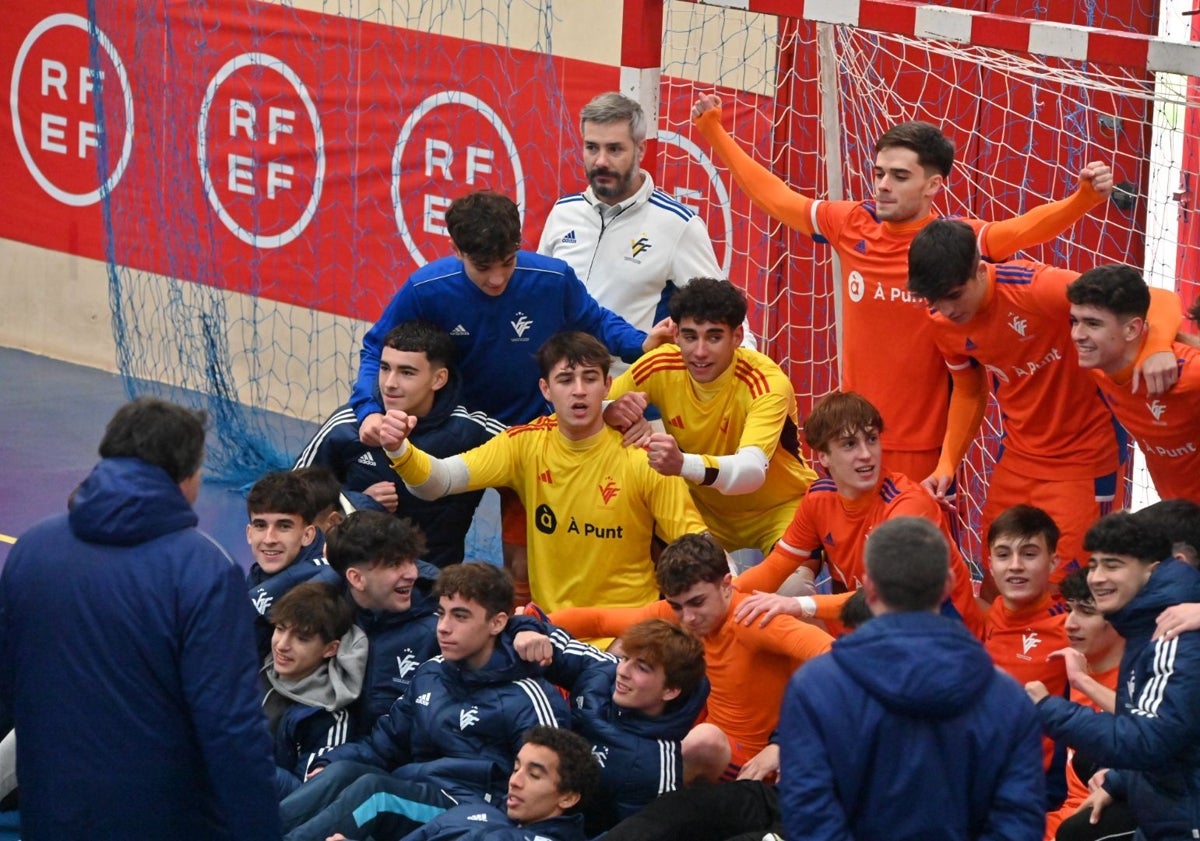 Imagen principal - Varios momentos del partido de celebración de goles y también de la victoria.