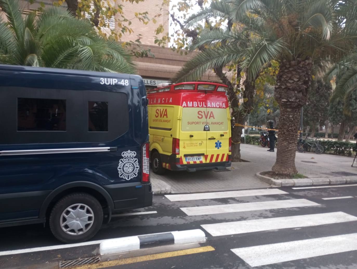 Un hombre de 74 años se atrinchera armado en su casa de Benimaclet