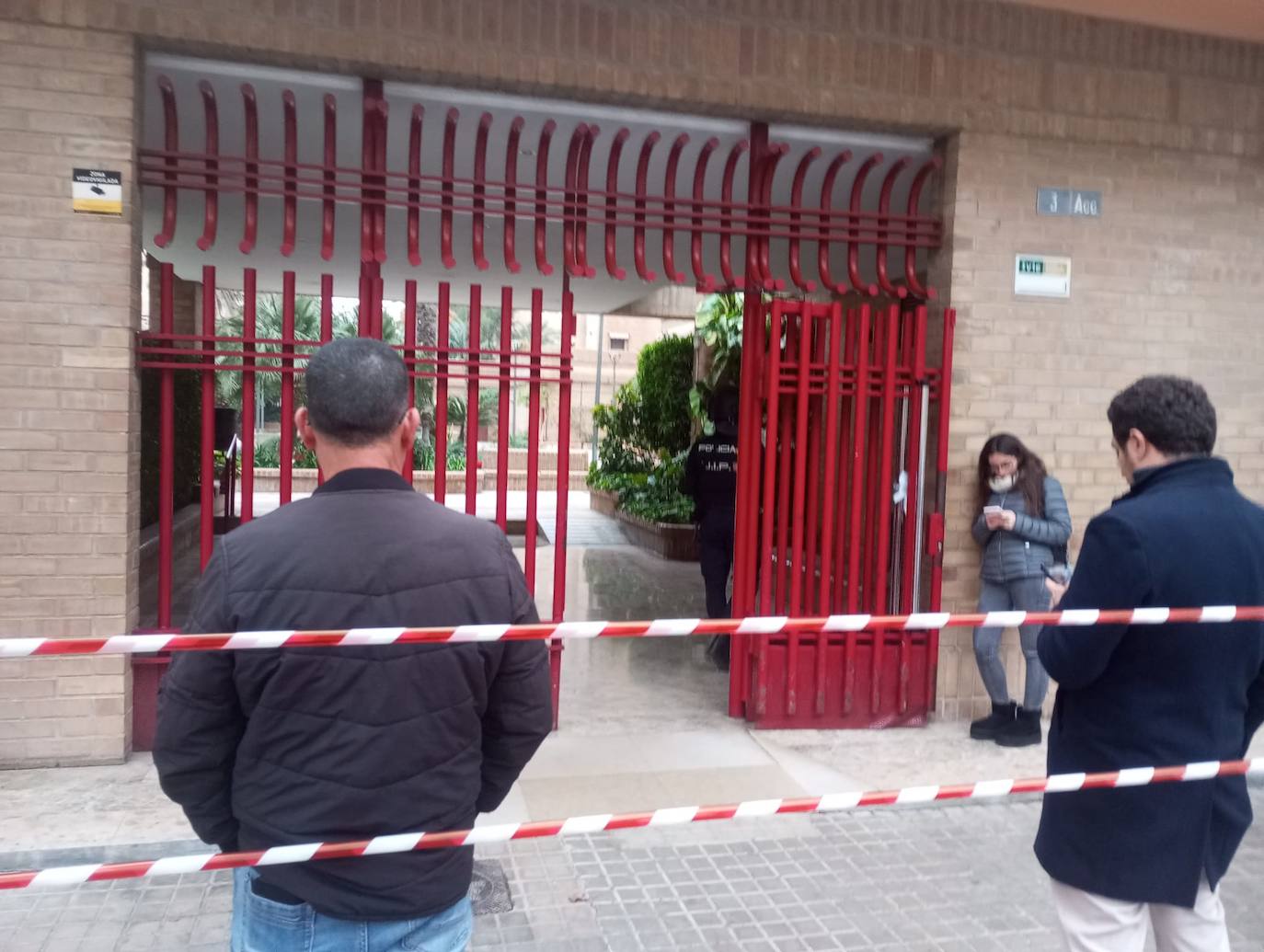 Un hombre de 74 años se atrinchera armado en su casa de Benimaclet