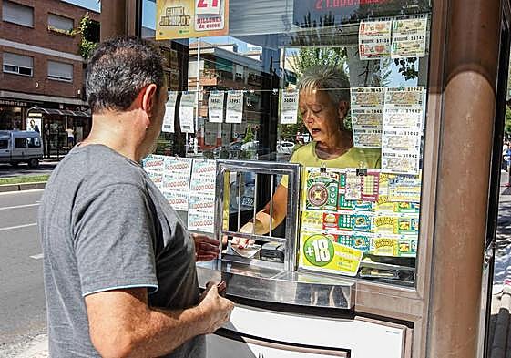 Una vendedora de la ONCE, en una imagen de archivo.
