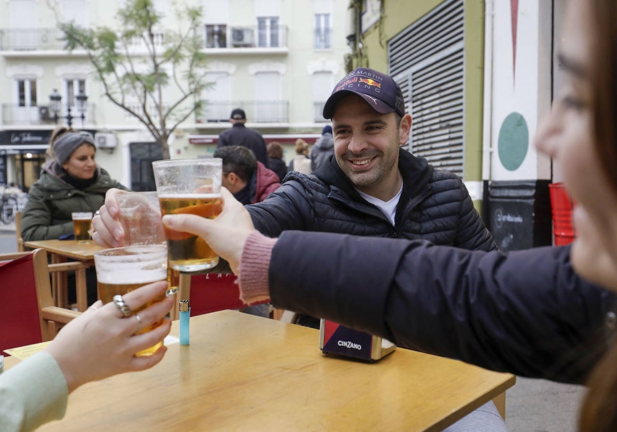 Un grupo de amigos, de tardeo, en el barrio de Ruzafa.