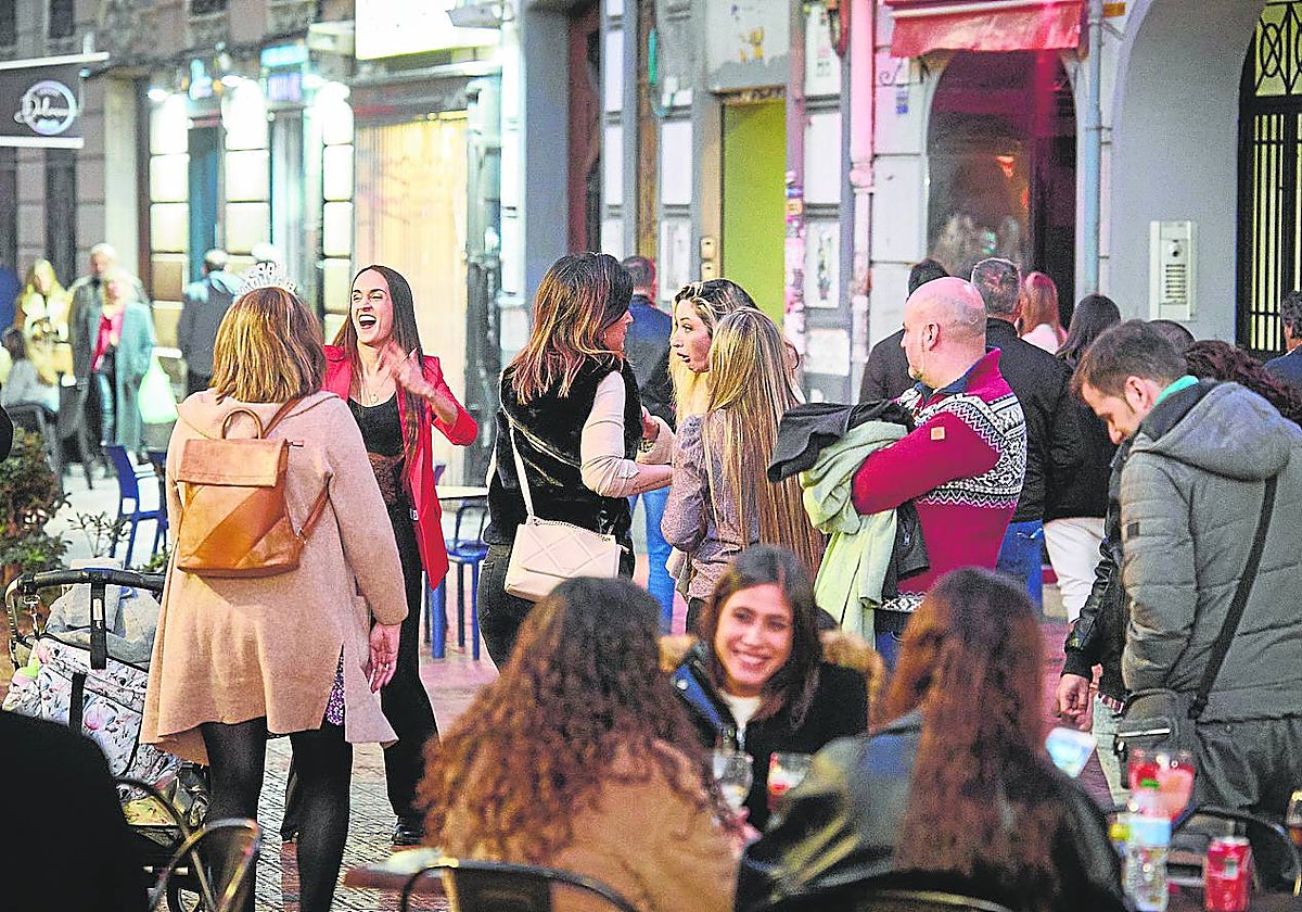 Valencianos y turistas llenan las terrazas del centro el sábado por la tarde.