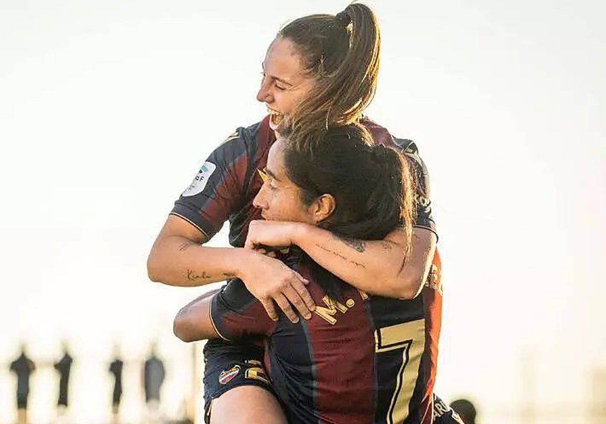 Érika Gónzalez y Mayra Ramírez celebrando un gol