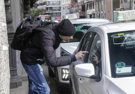 Un hombre coge un taxi en Valencia.