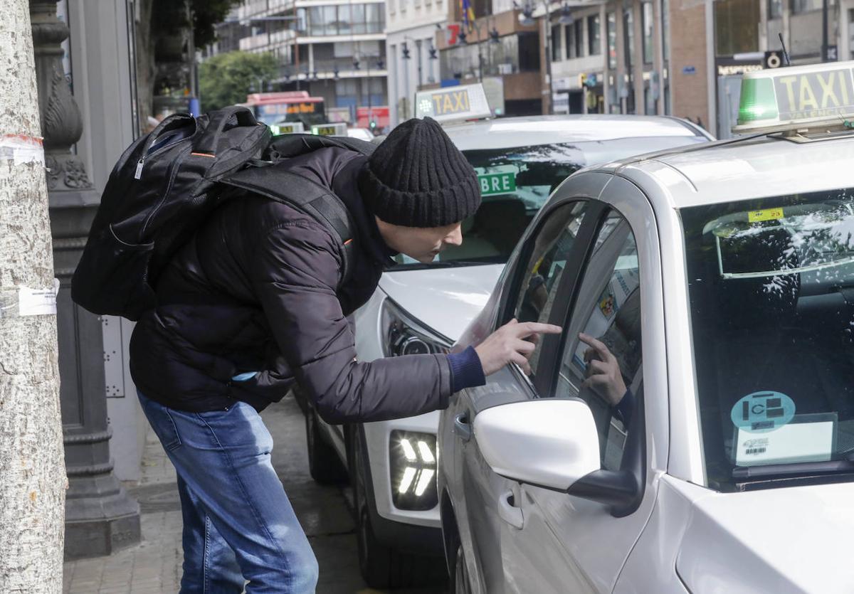 Un hombre coge un taxi en Valencia.