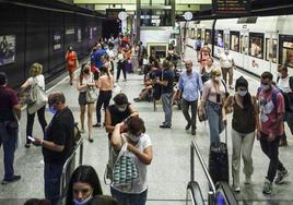 Varias personas salen del metro en una imagen de archivo.